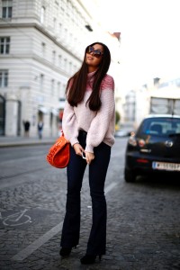 Streetstyle Vienna-Flared Pants-Cambio-Jeans-Knit-Cruciani-Benedetta Bruzziches-Bag-Liu Jo-Sunnies-Pink Knit-Cozy-Casual-Comy-Look-Ootd-Travel-Fashionblogger-German-Fashionblog-Fall-Autumn-Herbstlook-The Loud Couture-Munich
