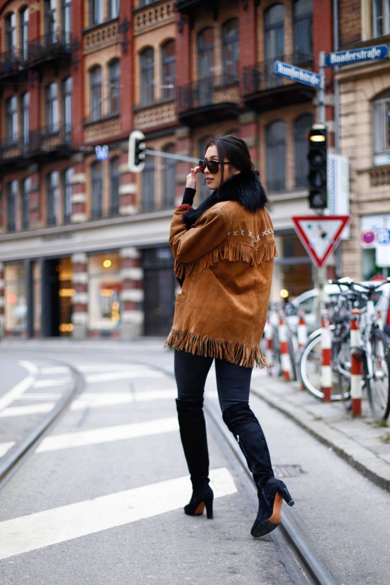 Fransen - Fringed Jacket - Suede Leather - Vintage - Luxury - Overknees - Fur - Calvin Klein Sunnies - Fashionista - German Fashionblogger - Ootd - Streetstyle Munich - München Personal Style Blog - Isartor - Stilmix