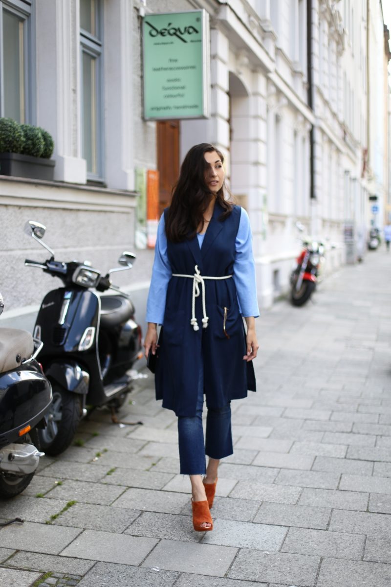 glockenärmel - bell sleeve blouse - pastell bluse - mules - glockenbach - streetstyle münchen - luxury streetwear - layering - blue vest